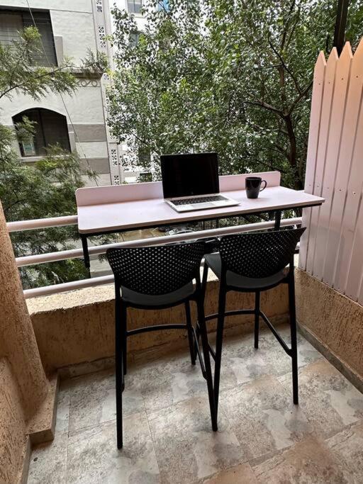 Zenn Pvt With Balcony Smart Tv Wifi Ac Apartment *